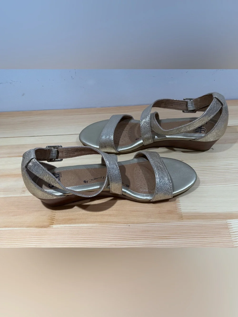 Söfft Metallic Champagne Gold Leather Low Wedge Sandals: 7.5 - Picture 7 of 11